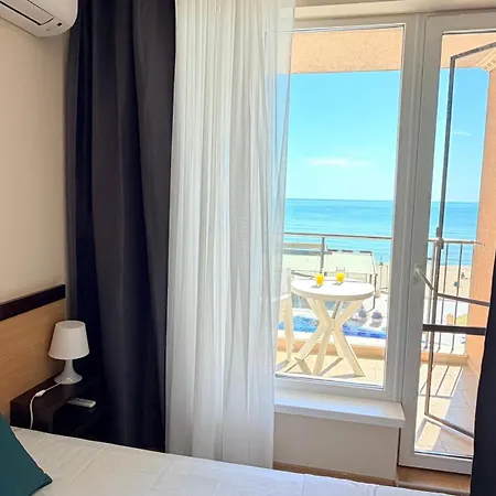 Beachfront - Sea & Pool Views - C205 Apartament *