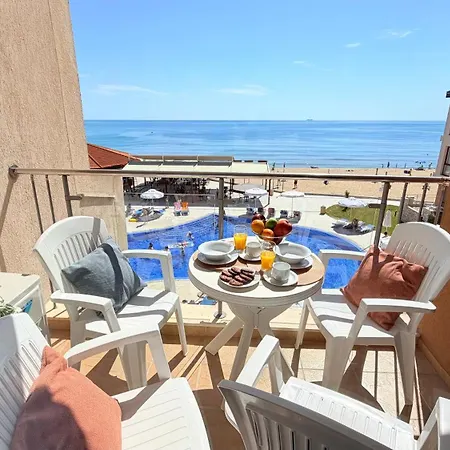 Apartament Beachfront - Sea & Pool Views - C205